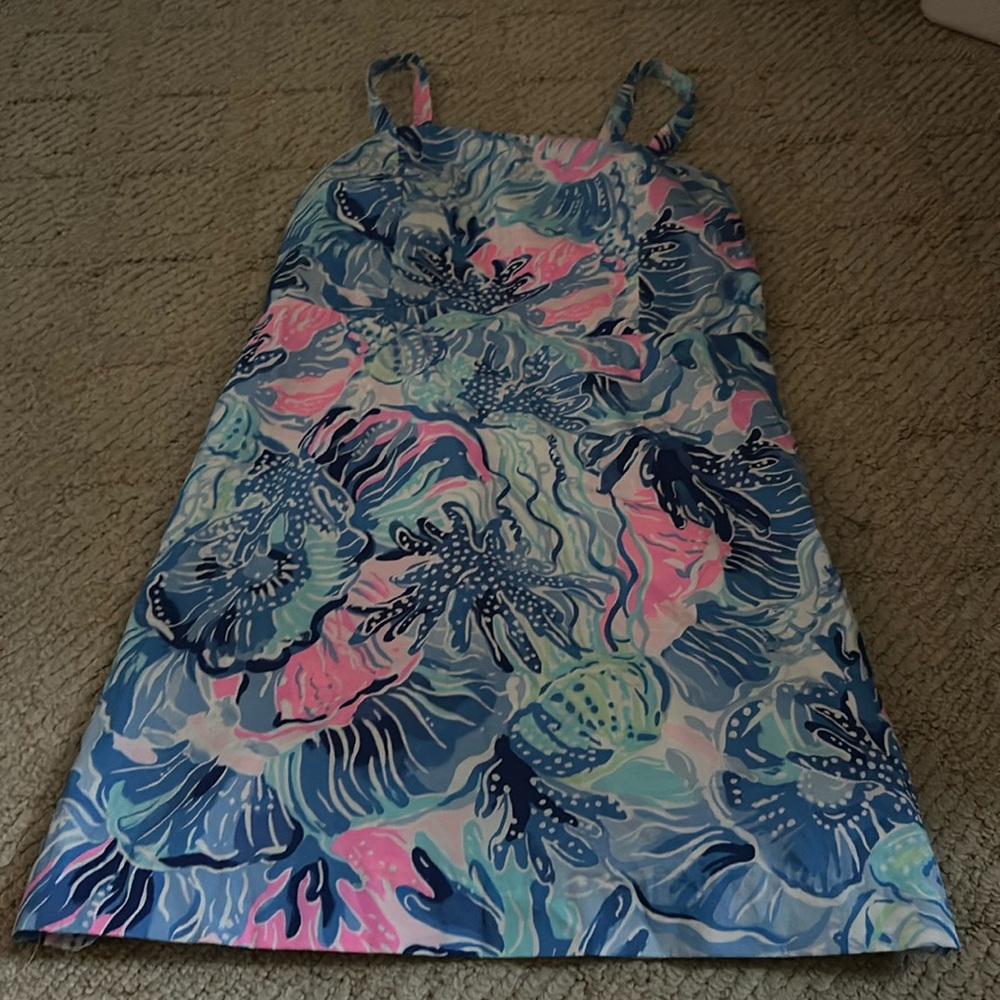 Cute Lilly Pulitzer dress with fabulous details and is giving summer
